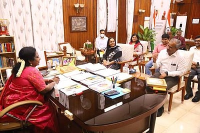 கடலரிப்பை தடுக்க  அவசர காலத் திட்டங்கள் தேவை: புதுவை ஆளுநா் வலியுறுத்தல்