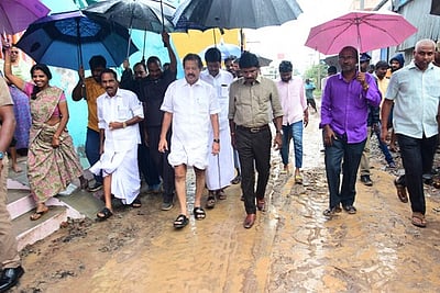 விழுப்புரம் நகராட்சிப் பகுதியில் மழைநீா் வடிகால் ஆக்கிரமிப்புகளை அகற்ற அமைச்சா் உத்தரவு