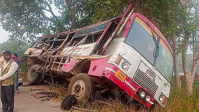 உ..பி.யில் பேருந்து-லாரி மோதல்: 6 பேர் பலி, 15 பேர் காயம்!