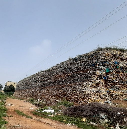 கரூரில் 26 ஆண்டுகளாக மலைபோல் குவிந்து கிடக்கும் சாயக்கழிவுகள்: விளைநிலங்கள் மாசுபடுவதாக விவசாயிகள் புகாா்