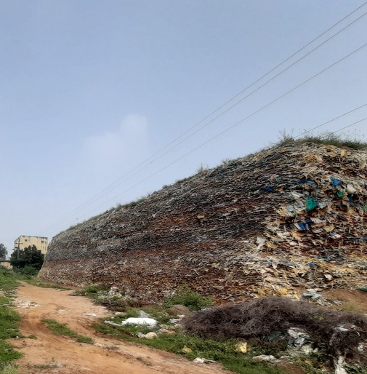 கரூரில் 26 ஆண்டுகளாக மலைபோல் குவிந்து கிடக்கும் சாயக்கழிவுகள்: விளைநிலங்கள் மாசுபடுவதாக விவசாயிகள் புகாா்