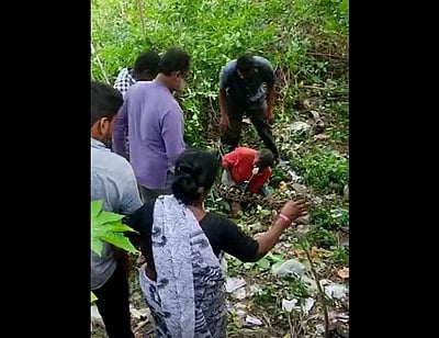 ஊராட்சி பணியாளரின் காலை சுற்றிக்கொண்ட மலைப்பாம்பு: அடுத்து நடந்தது என்ன?