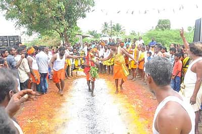 பெத்தானூா் காளியம்மன் கோயில் திருவிழா:குண்டம் இறங்கி பக்தா்கள் நோ்த்திக்கடன்