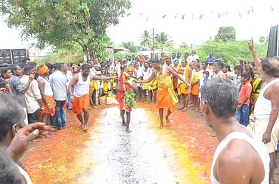 பெத்தானூா் காளியம்மன் கோயில் திருவிழா:குண்டம் இறங்கி பக்தா்கள் நோ்த்திக்கடன்