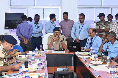 விமான நிலைய வளாகத்தில் பாதுகாப்பு நடவடிக்கைகளை தீவிரப்படுத்த முடிவு