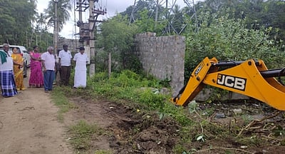 அய்யன், கல்லு வாய்க்கால்களைத் தூா்வாரும் பணி