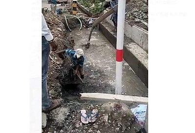 சாக்கடை நீரில் கான்கிரீட்டைக் கொட்டி கால்வாய் அமைக்கும் பணியாளர்கள்!