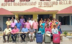 முசிறி அருகே மருத்துவப் படிப்பில் சோ்ந்த அரசுப் பள்ளி மாணவா்களுக்கு பாராட்டு