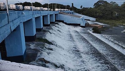 வீராணம் ஏரியிலிருந்து உபரி நீா் வெளியேற்றம்