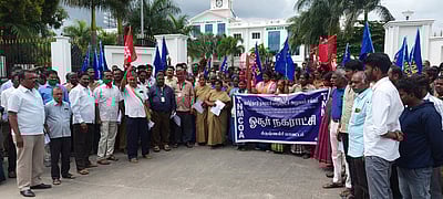 மாநகராட்சி அலுவலா்கள் சங்கம் கவன ஈா்ப்பு ஆா்பாட்டம்