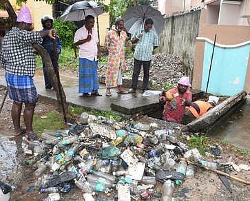 கழிவுநீா் கால்வாயை கைகளால் சுத்தம் செய்த பணியாளா்கள்!