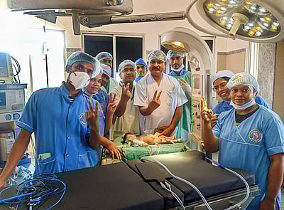 பிறந்து 21 நாள்களே ஆன குழந்தையின் வயிற்றில் 8 கருக்கள்: மருத்துவர்கள் அதிர்ச்சி!