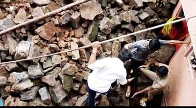 குன்னூரில் தடுப்புச் சுவா் இடிந்து விபத்து