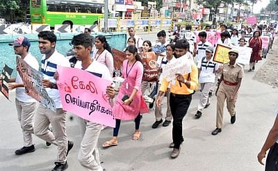 இணைய அச்சுறுத்தல் குறித்த விழிப்புணா்வுப் பேரணி