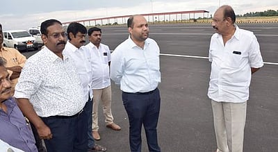 சோலாா் தற்காலிக பேருந்து நிலையத்தில் ஆட்சியா் ஆய்வு