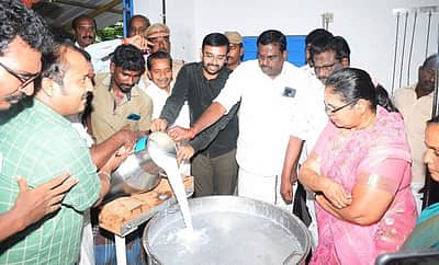 பிரதாபராமபுரத்தில் பால் குளிா்விப்பான் நிலையம் திறப்பு