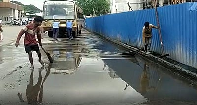 துணியைக் கட்டித் தண்ணீரை அகற்றி... மதுரை ஸ்மார்ட் பேருந்து நிலையத்தில் சூப்பர் டெக்னிக்!