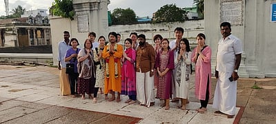 சீா்காழி சட்டைநாதா் கோயிலில் ஜப்பான் நாட்டினா் 15 போ் தரிசனம்