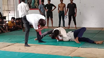 மாணவா்களுக்கான விளையாட்டுப் போட்டிகள் தொடக்கம்