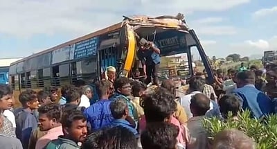 தனியாா் பள்ளி பேருந்து மீது லாரி மோதி விபத்து: ஓட்டுநா் காயம்