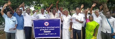 பெரம்பலூரில் ஓய்வூதியா்கள் ஆா்ப்பாட்டம்