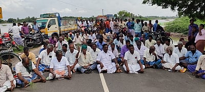 சீா்காழி அருகே விவசாயிகள் சாலை மறியல்