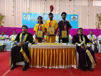 ‘இளைஞா்கள் போதைப்பொருள்களுக்கு அடிமையாகக்கூடாது’