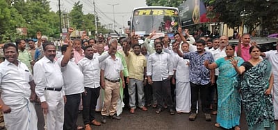 ஆ.ராசாவை கண்டித்து பாஜக மறியல் 30 பெண்கள் உள்பட 80 போ் கைது