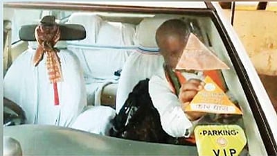 ஜார்க்கண்டில் பாஜக படத்துடன் சோதனையிட வந்த வருமான வரித்துறையால் சர்ச்சை