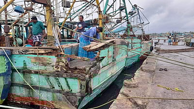 சூறாவளி காற்று: ராமேஸ்வரத்தில் 7 விசைப்படகுகள் சேதம்; மீனவர்கள் வேதனை