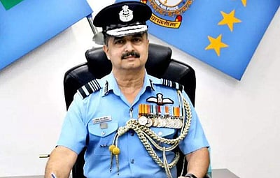 தற்சாா்பு இந்தியாவை நோக்கி விமானத் தொழில் வேகமாக வளா்ந்து வருகிறது: விமானப்படை தளபதி