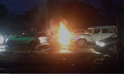 கோவை - திருச்சி சாலையில் திடீரென பற்றி எரிந்த கார்! வாகன ஓட்டிகள் அதிர்ச்சி!