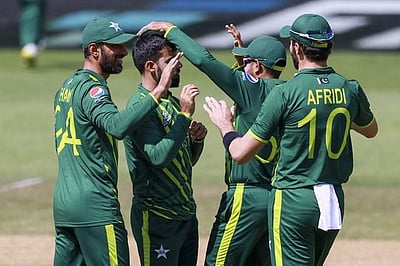 அரையிறுதிக்கு தகுதி பெற பாகிஸ்தானுக்கு 128 ரன்கள் இலக்கு!