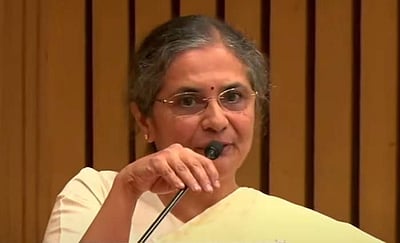 இட ஒதுக்கீடு முறையை மறு ஆய்வு செய்ய வேண்டும்: நீதிபதி எபெலா எம்.திரிவேதி