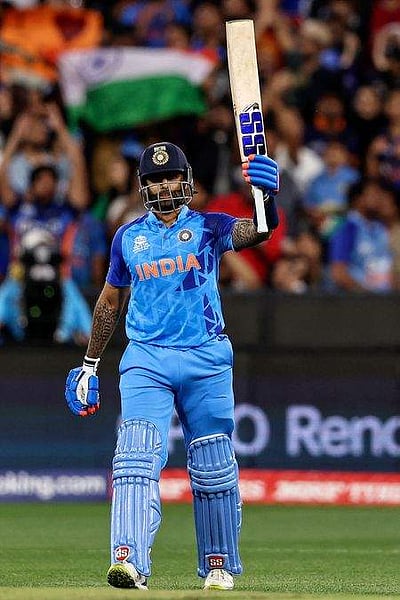 சூரியகுமாா் யாதவ் அசத்தல்: முதலிடத்துடன் அரையிறுதியில் இந்தியா: ஜிம்பாப்வேயை சுருட்டியது