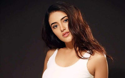 பனியனுடன் கும்முனு போஸ் கொடுத்த மாளவிகா சர்மா - புகைப்படங்கள்