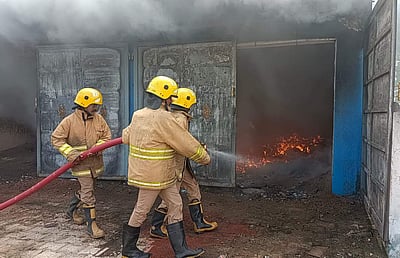 கம்பம் நகராட்சி வாரச்சந்தை வளாகக் கிடங்கில்  தீ விபத்து