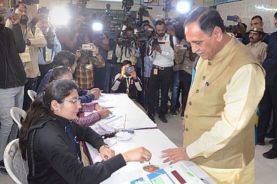 குஜராத் சட்டப்பேரவைத் தேர்தலின் முதல்கட்ட வாக்குப்பதிவு  - புகைப்படங்கள்