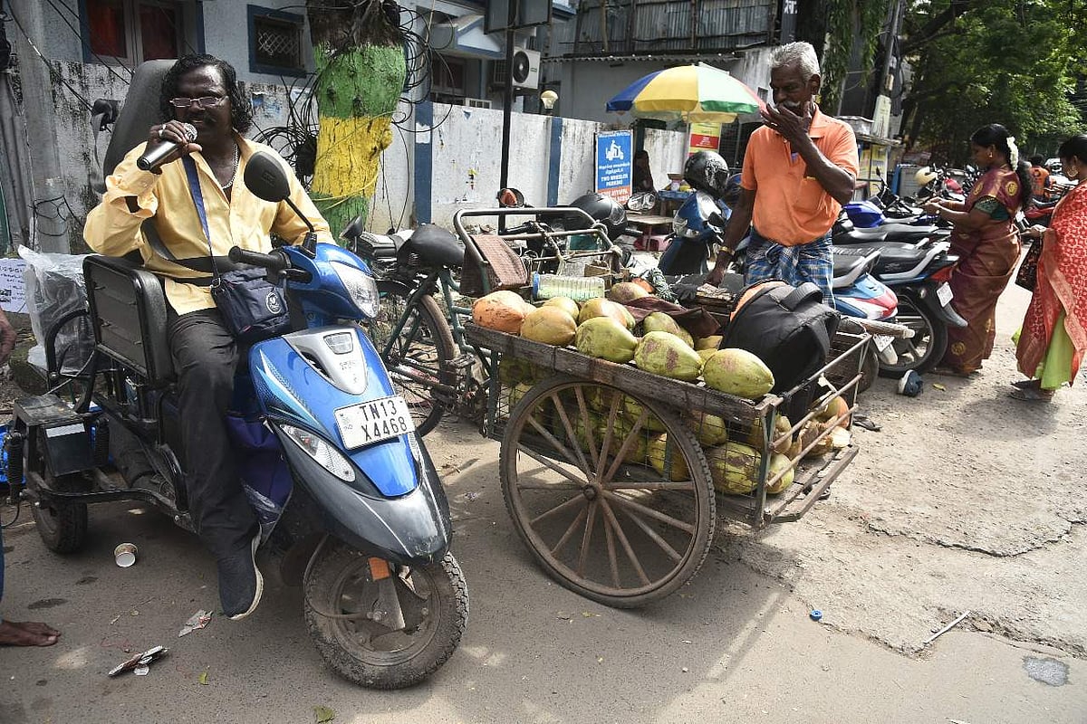 நிற்க, நடக்க முடியாது! இரு சக்கர வாகனத்தில் இன்னிசைக் குழு!