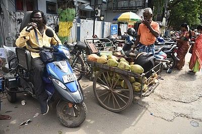 நிற்க, நடக்க முடியாது! இரு சக்கர வாகனத்தில் இன்னிசைக் குழு!