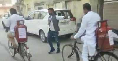 சைக்கிளில் கேஸ் சிலிண்டருடன் வாக்களிக்க வந்த காங்கிரஸ் எம்எல்ஏ!