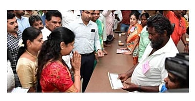 தூத்துக்குடி துப்பாக்கிச்சூடு: 13 பேரின் குடும்பத்தினருக்கு கூடுதல் நிதியை வழங்கினார் கனிமொழி 