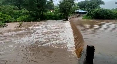 அமிர்தி காட்டாற்றில் வெள்ளம்: 50 -க்கும் மேற்பட்ட மலை குக்கிராமங்களுக்கு போக்குவரத்து துண்டிக்கப்படும் அபாயம்