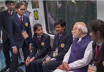 மெட்ரோ திட்டத்தினை தொடக்கி வைத்து பயணிகளுடன் பயணித்த பிரதமர்