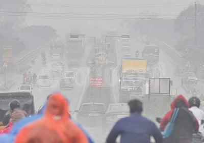 சேலத்தில் தொடா் சாரல் மழை, கடும் பனிப்பொழிவு