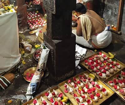 திருக்கழுக்குன்றம் வேதகிரீஸ்வரர் கோயிலில்  1008 சங்காபிஷேகம்