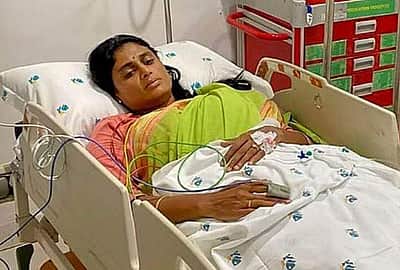 தெலங்கானா: மருத்துவமனையிலிருந்து வீடு திரும்பினார் ஷா்மிளா 