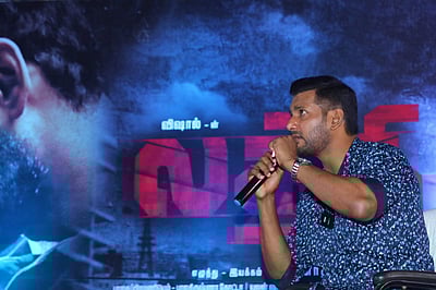 லத்தி படத்தின் பிரமோஷன் ஸ்டில்ஸ்