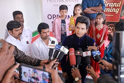 மக்களும் மகேசனும் நினைத்தால் அரசியலுக்கு வருவேன்: லெஜண்ட் சரவணன்