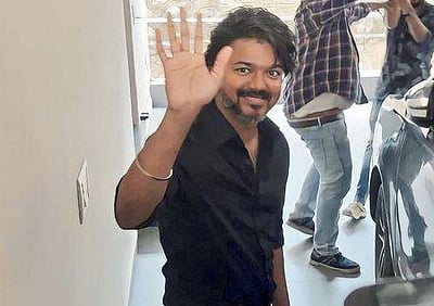 பனையூரில் ரசிகர்களை மீண்டும் சந்தித்த நடிகர் விஜய்!